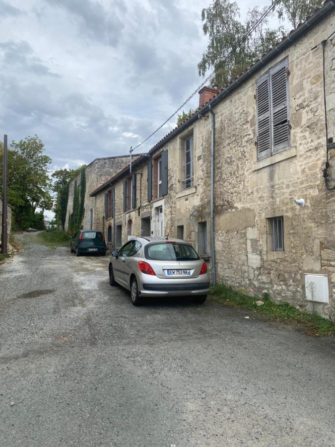 Charmant Appartement Avec Spa Fontenay-le-Comte Exteriör bild